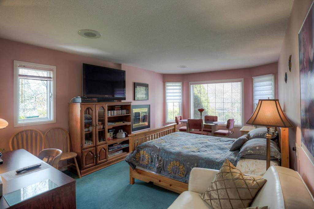 Bed and Breakfast Beds By The Bridge Kelowna Exteriér fotografie